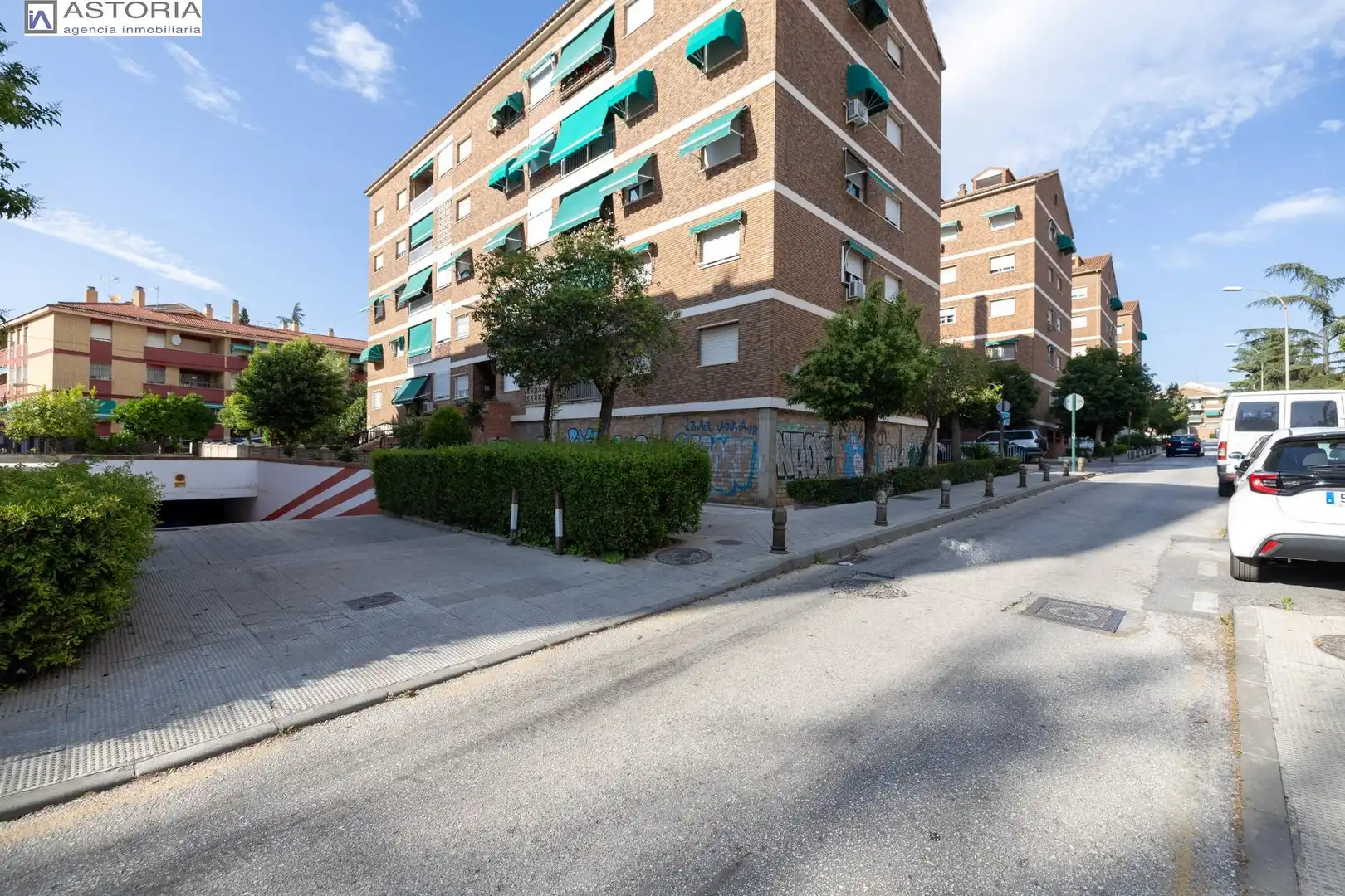 Außenansicht von Garage zum Verkauf in Granada