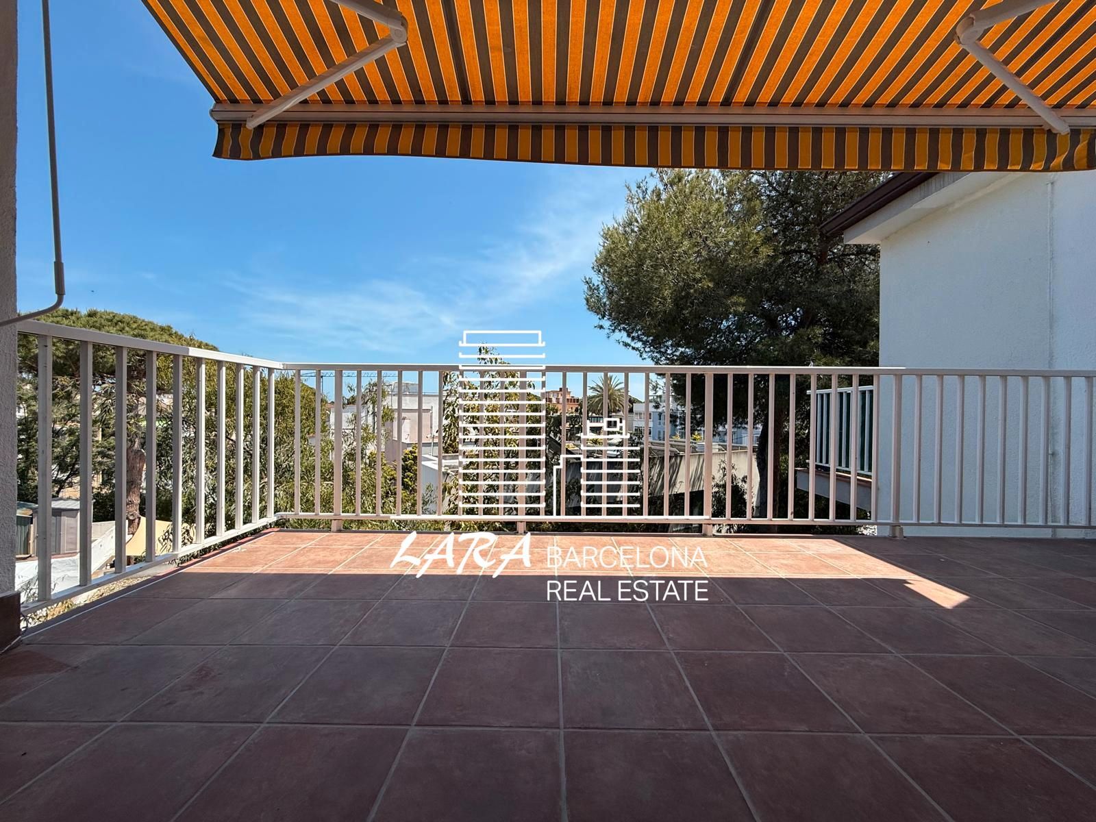 Vista exterior de Pis de lloguer en Castelldefels amb Aire condicionat, Parquet i Terrassa
