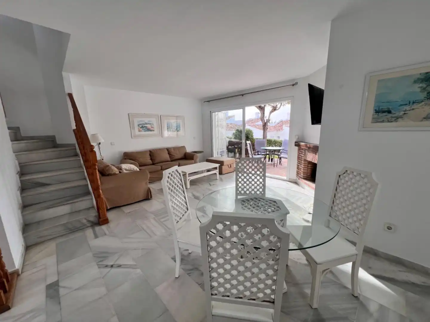Sala d'estar de Casa adosada en venda en Mijas amb Jardí privat, Terrassa i Traster