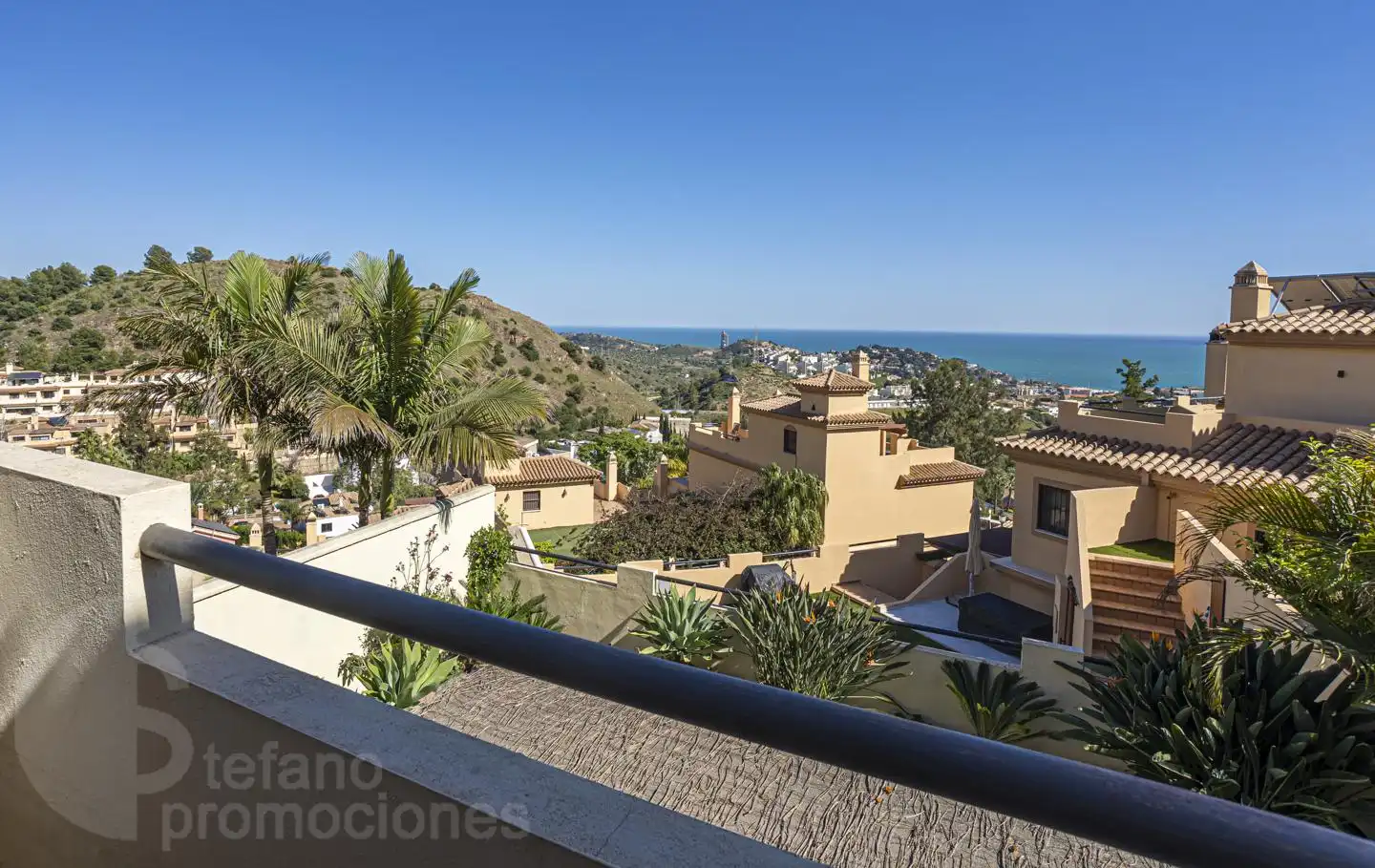 Vista exterior de Casa adosada en venta en Málaga con Aire acondicionado, Jardín privado y Parquet