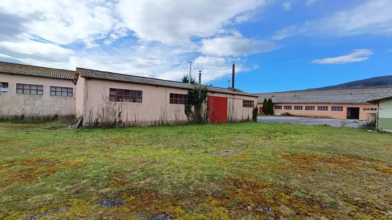 Außenansicht von Fabrikhallen zum Verkauf in Tineo