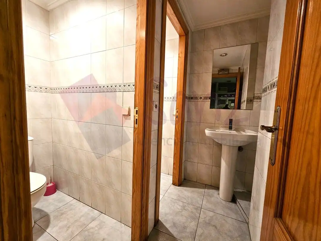 Bany de Local en venda en  Logroño