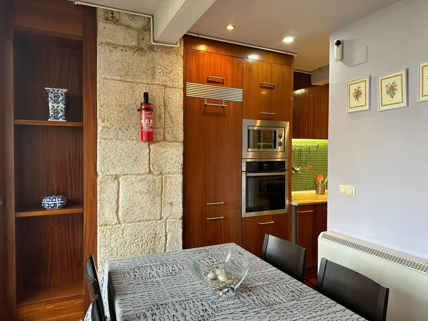 Küche von Wohnungen zur Miete in Santiago de Compostela  mit Heizung, Privatgarten und Parkett
