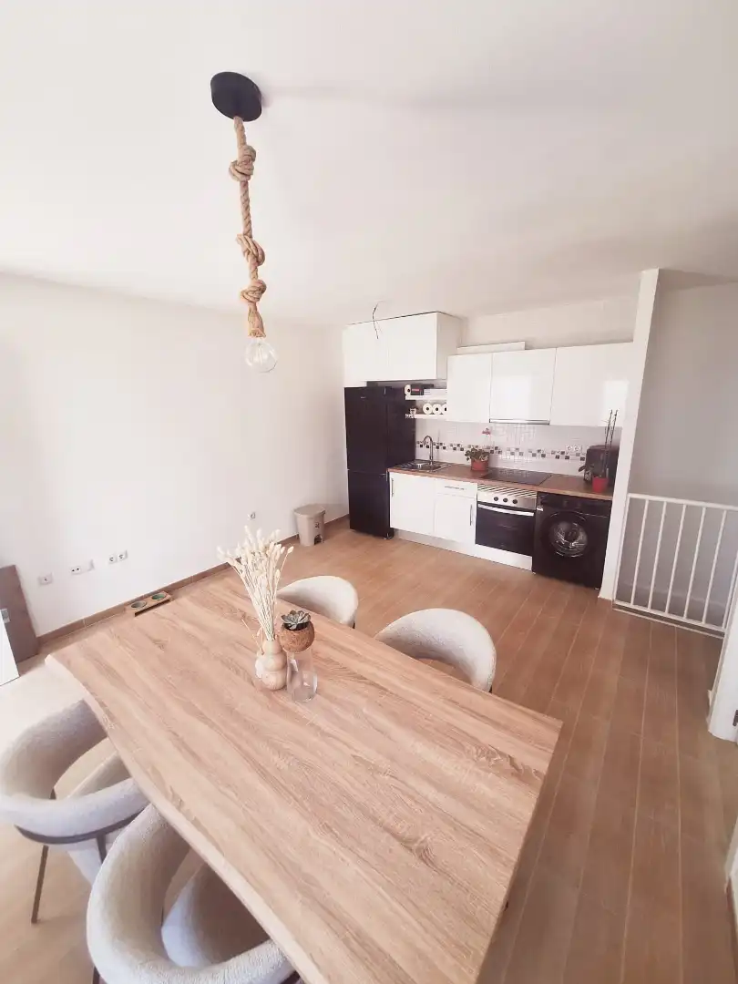Küche von Wohnung zum Verkauf in Balanegra mit Klimaanlage, Abstellraum und Gemeinschaftspool