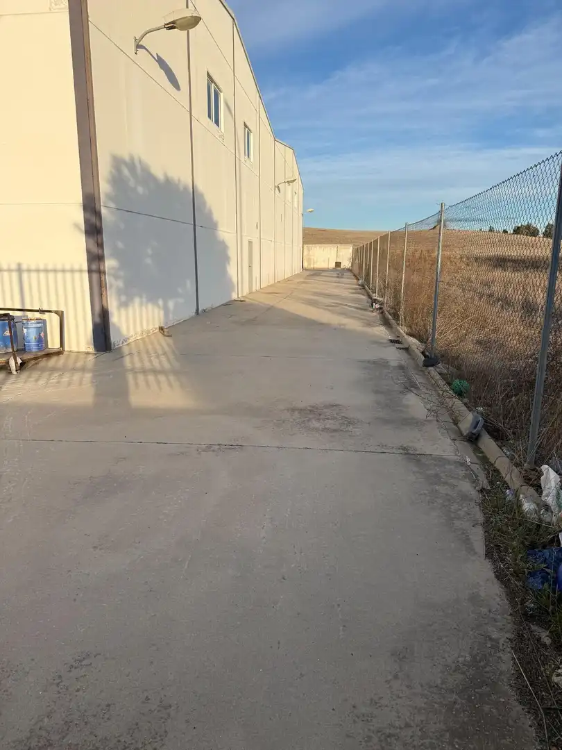 Außenansicht von Fabrikhallen zum Verkauf in Camarena
