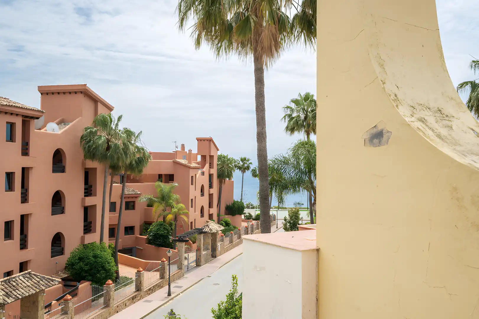 Außenansicht von Einfamilien-Reihenhaus zum Verkauf in Estepona mit Klimaanlage, Privatgarten und Terrasse