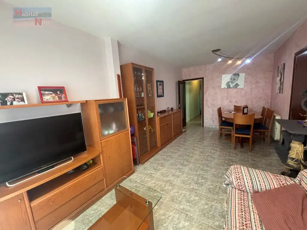 Living room of Flat for sale in La Bisbal del Penedès  with Air Conditioner and Oven