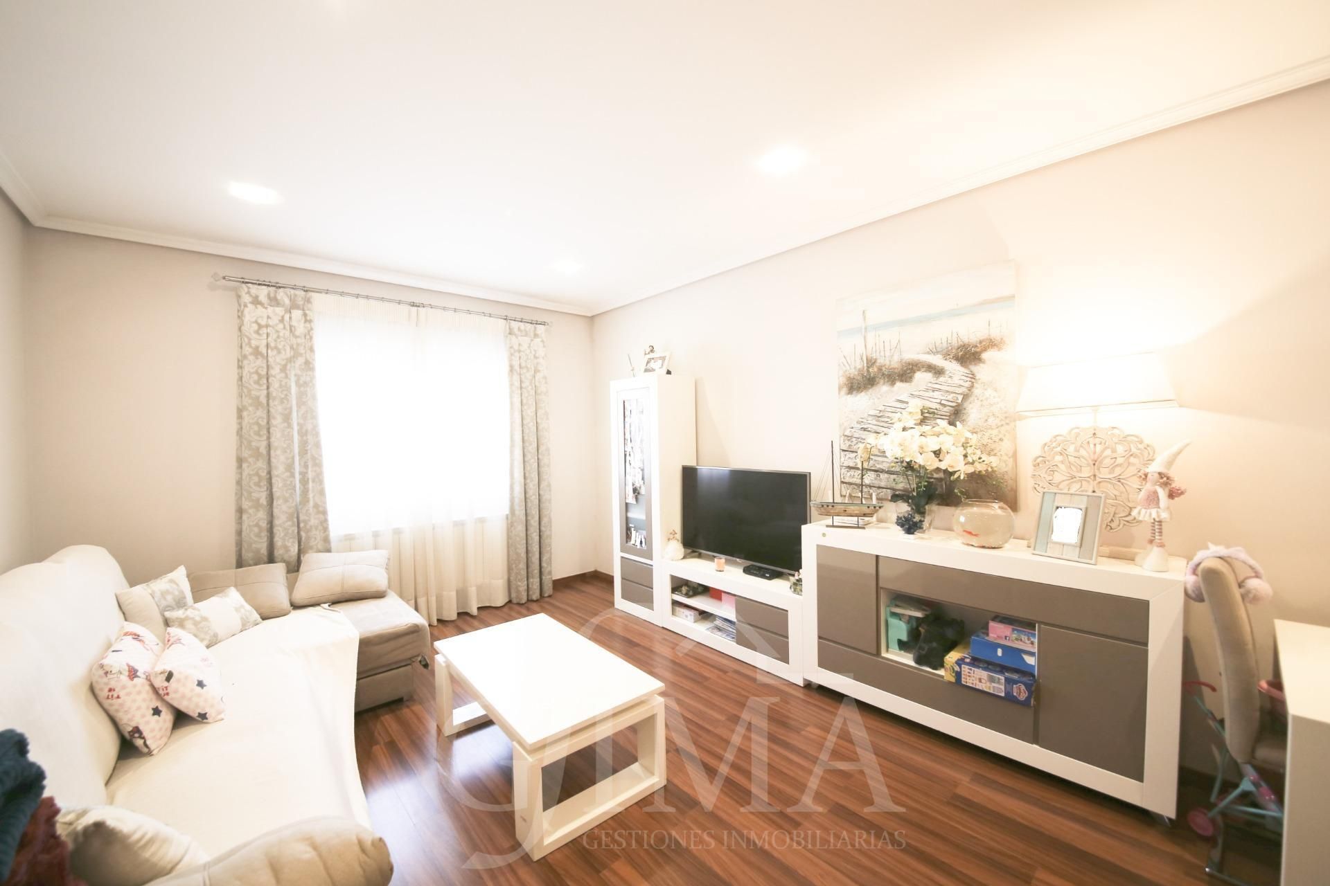 Sala d'estar de Casa adosada en venda en Tomelloso amb Aire condicionat, Calefacció i Moblat