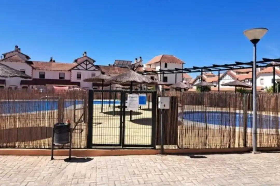 Vista exterior de Casa o xalet en venda en Dos Hermanas amb Aire condicionat, Terrassa i Forn