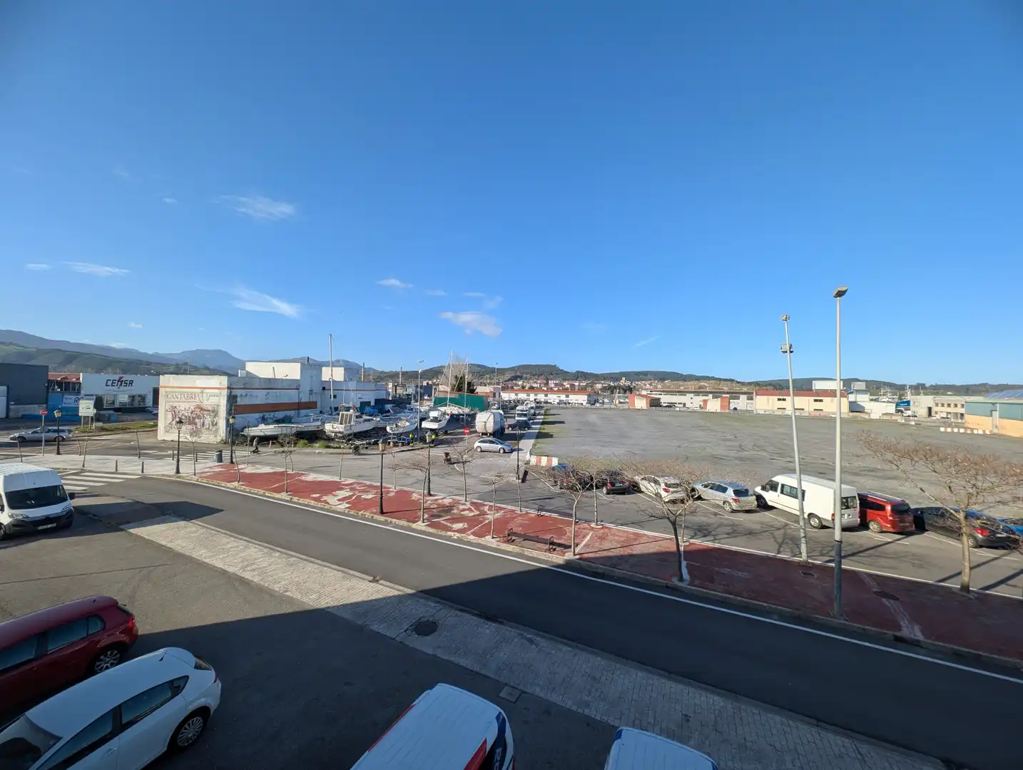 Parkplatz von Fabrikhallen zur Miete in Colindres