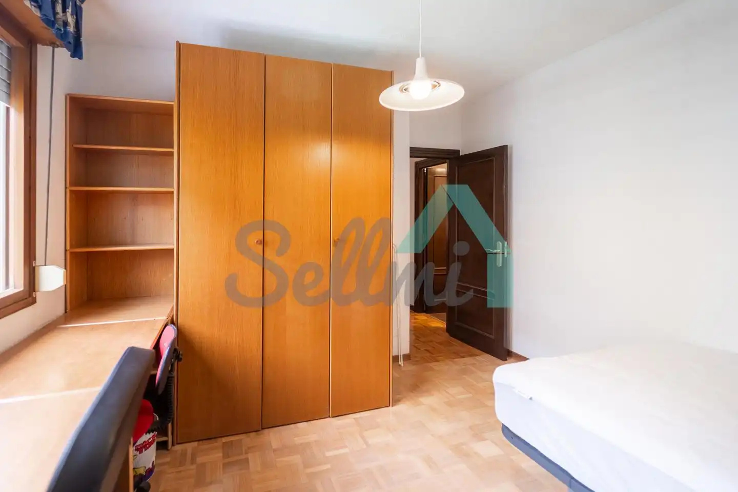 Bedroom of Flat for share in Oviedo   with Heating, Parquet flooring and Furnished