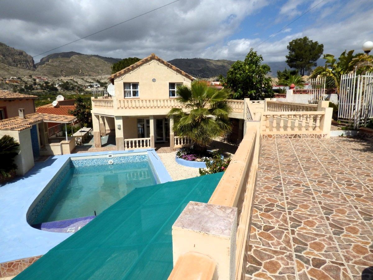 Vista exterior de Casa o xalet en venda en Orxeta amb Aire condicionat, Jardí privat i Terrassa