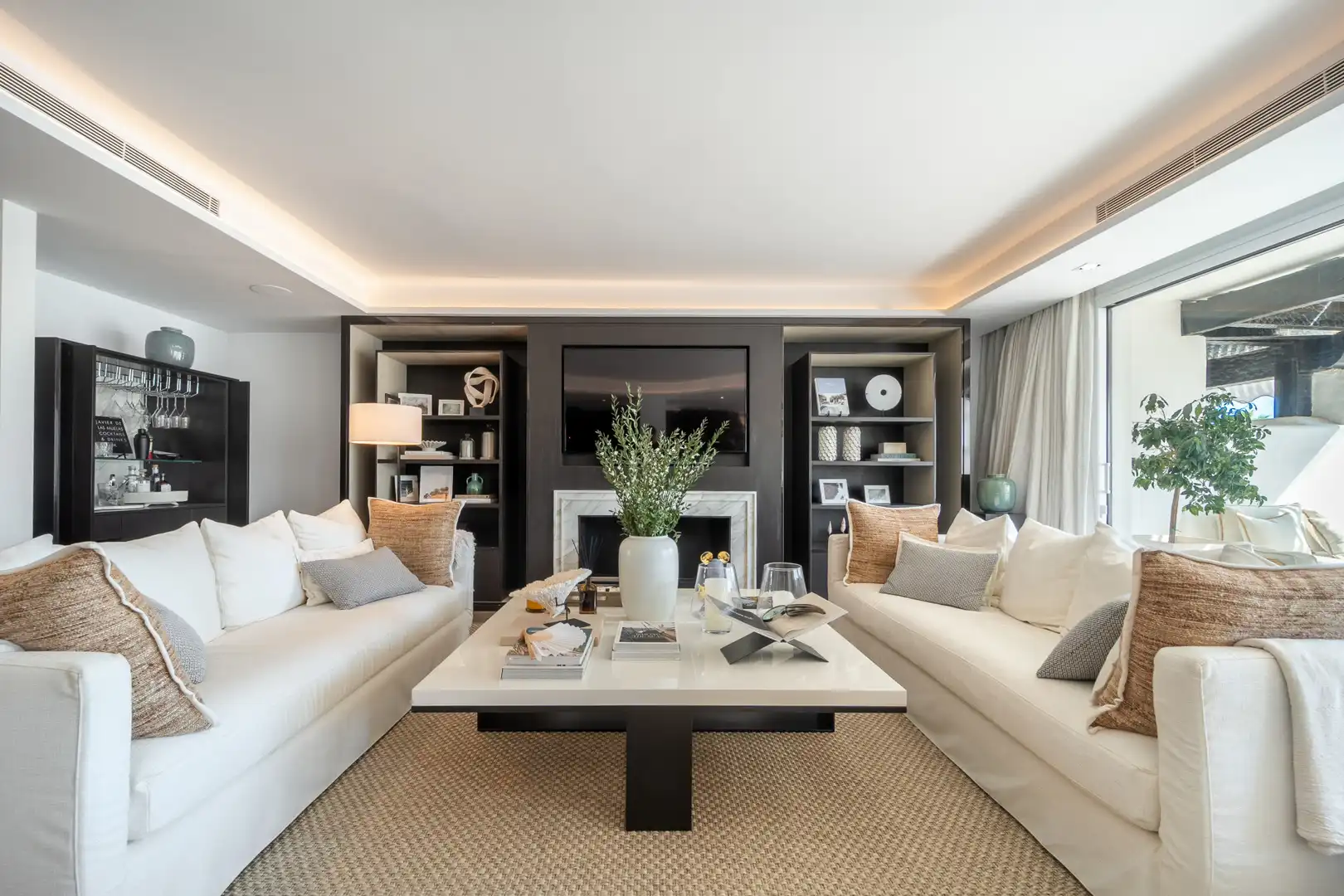 Sala de estar de Ático en venta en Marbella con Aire acondicionado, Terraza y Trastero
