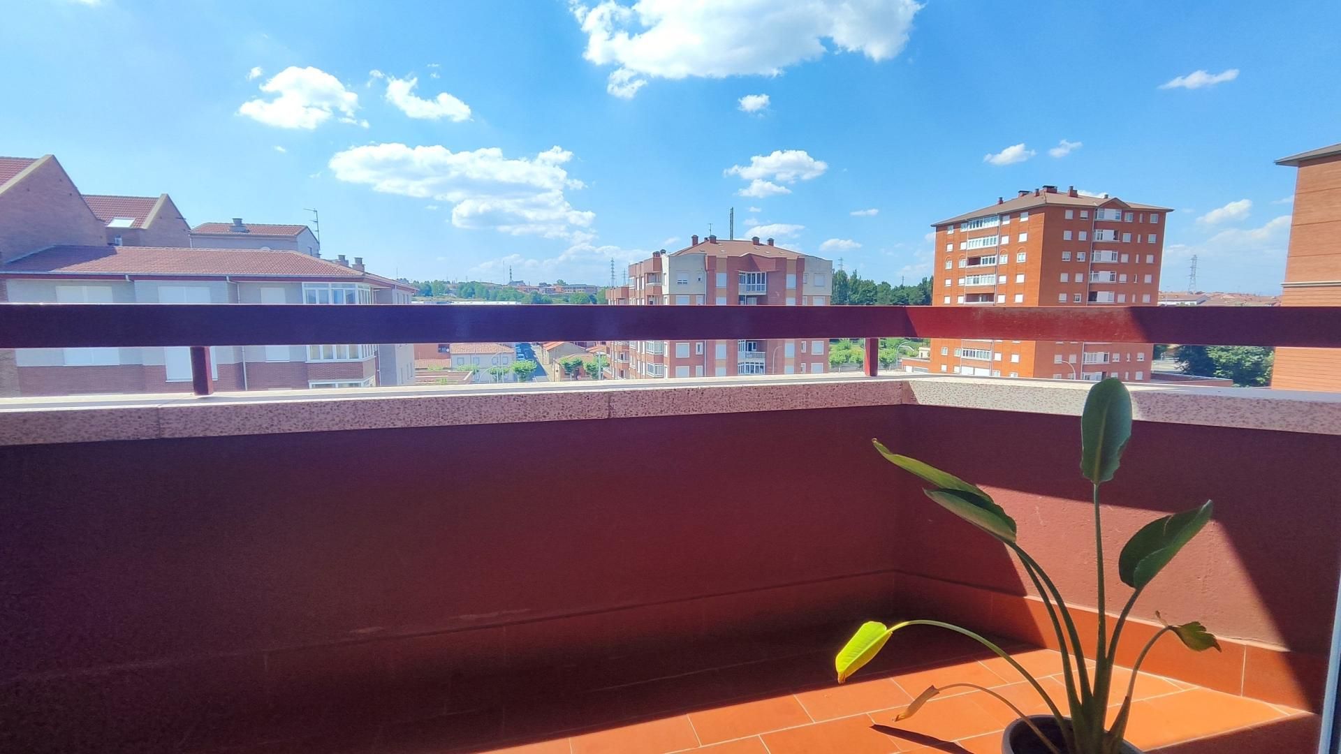 Terrassa de Pis en venda en León Capital  amb Calefacció i Terrassa