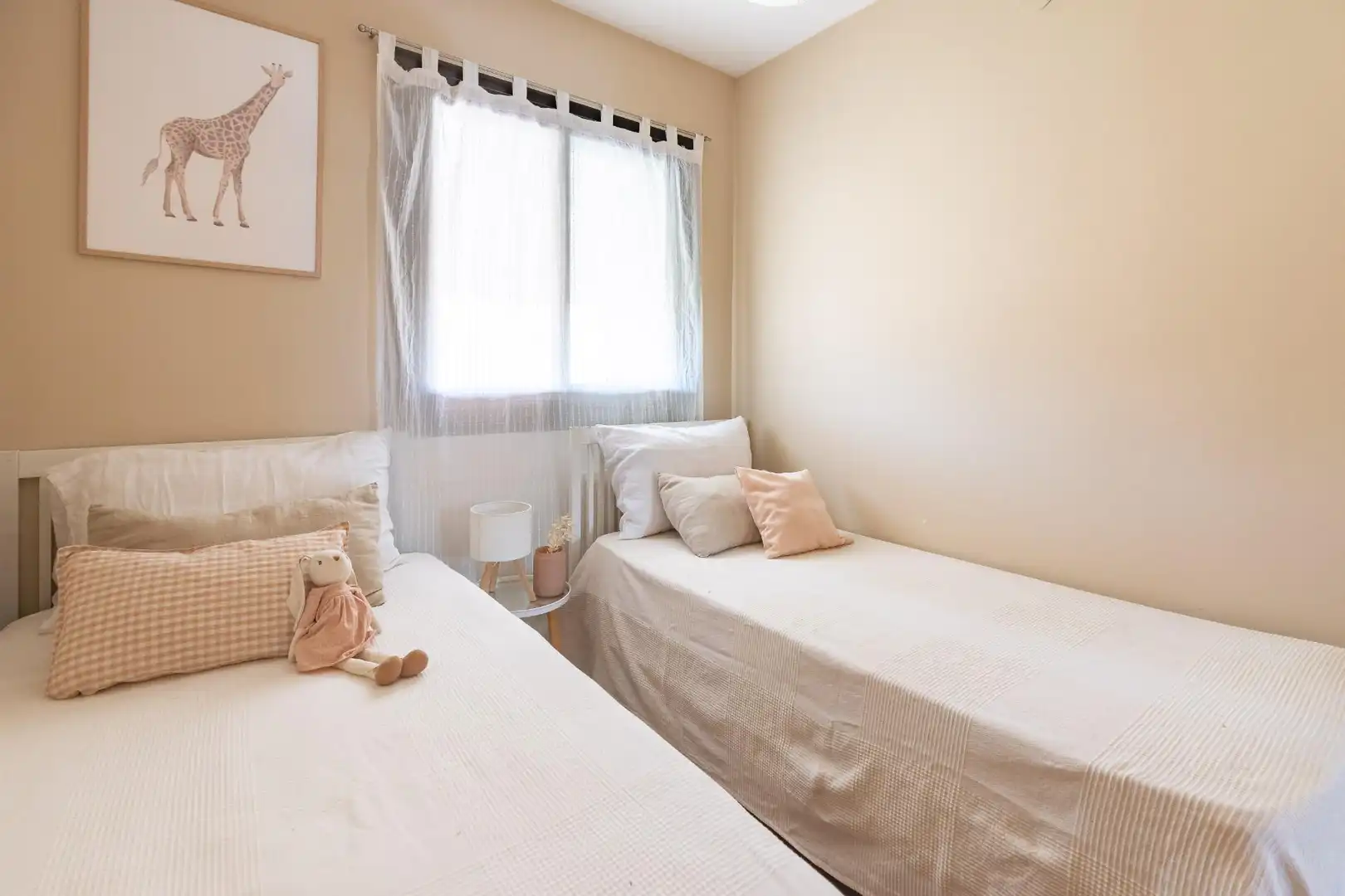 Habitación de Casa adosada en venta en Paterna con Calefacción, Jardín privado y Terraza