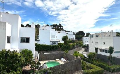 Vista exterior de Casa o xalet en venda en Castelldefels amb Terrassa i Piscina