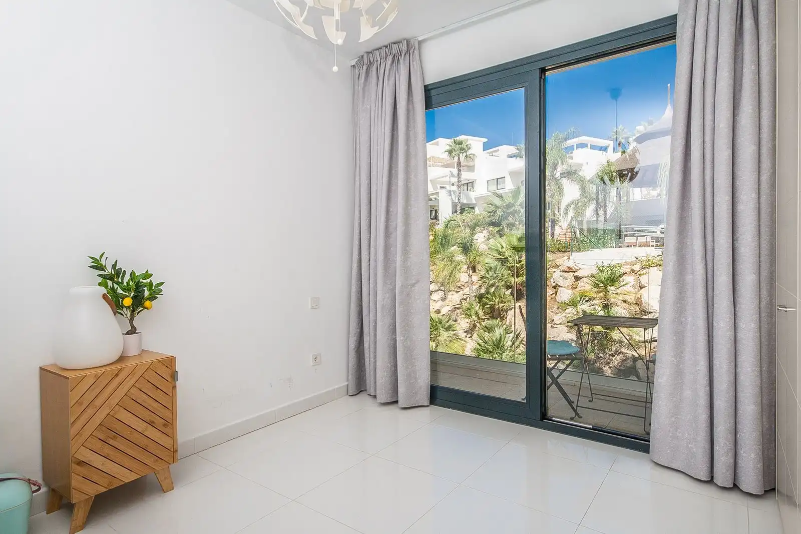 Dormitori de Apartament en venda en Estepona amb Aire condicionat, Traster i Piscina