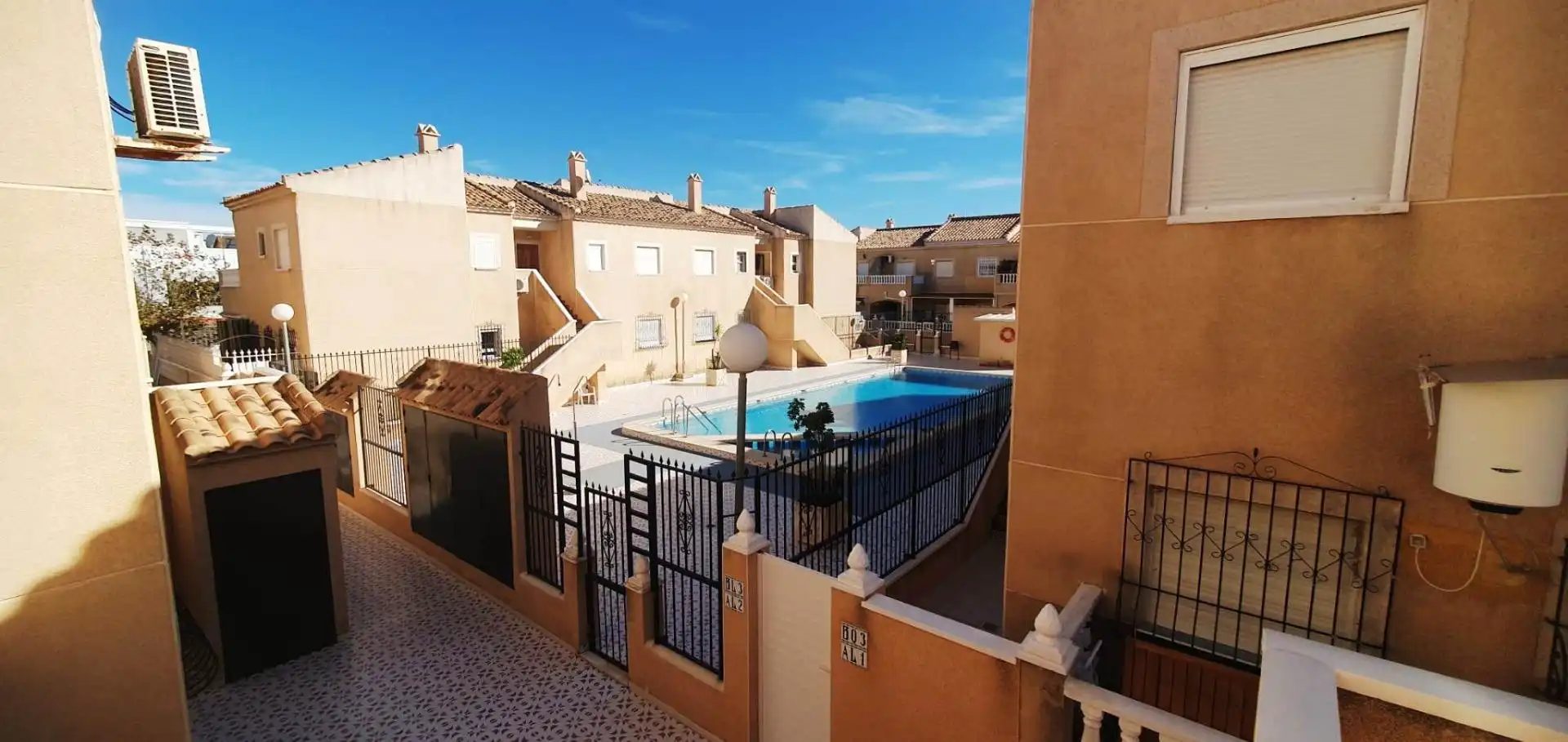 Vista exterior de Casa o chalet de alquiler en Torrevieja con Terraza, Amueblado y Balcón