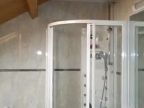 Badezimmer von Maisonette zum Verkauf in León Capital  mit Heizung, Privatgarten und Abstellraum