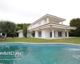 Vista exterior de Casa o xalet en venda en El Masnou amb Terrassa i Piscina