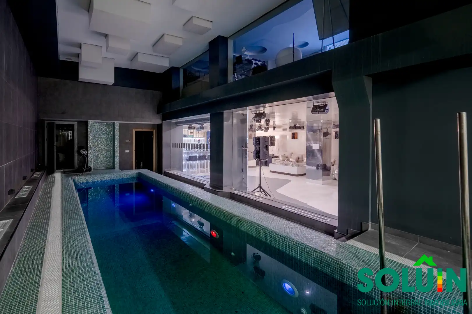 Swimming pool of Houses for sale in Pozuelo de Alarcón  with Air Conditioner, Heating and Private garden