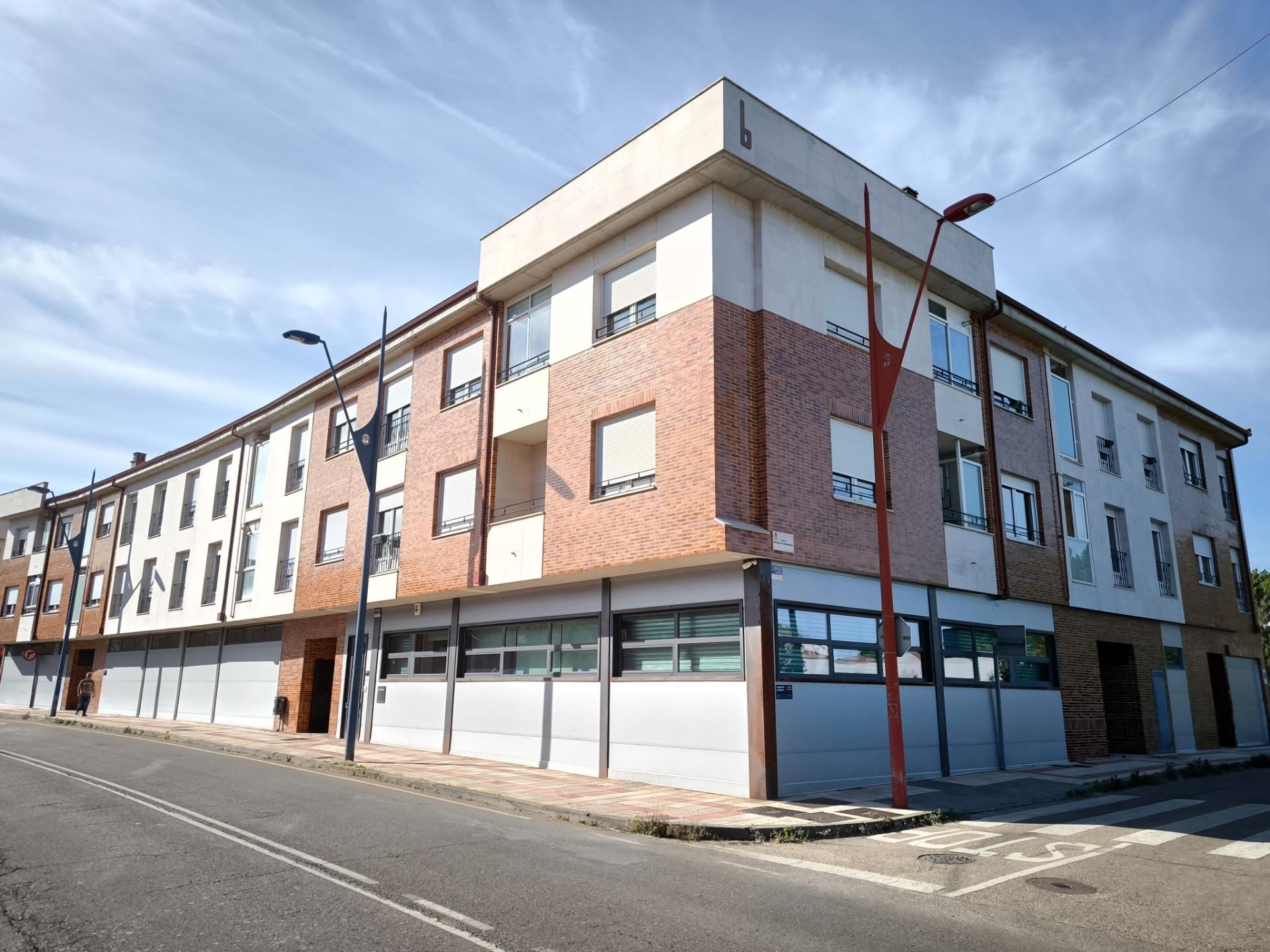 Vista exterior de Oficina en venda en San Andrés del Rabanedo amb Calefacció i Terrassa