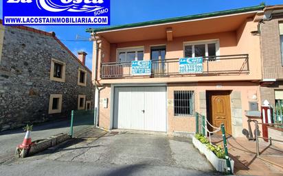 Vista exterior de Casa adosada en venda en Marina de Cudeyo amb Calefacció, Traster i Balcó