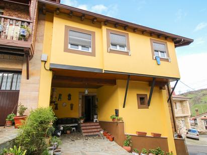 Vista exterior de Casa o xalet en venda en Villafufre amb Calefacció i Moblat