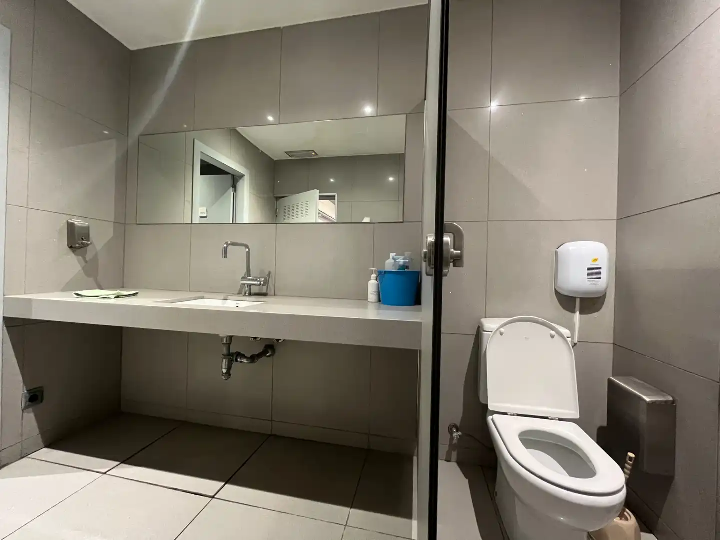Baño de Nave industrial en venta en Salt con Calefacción y Alarma