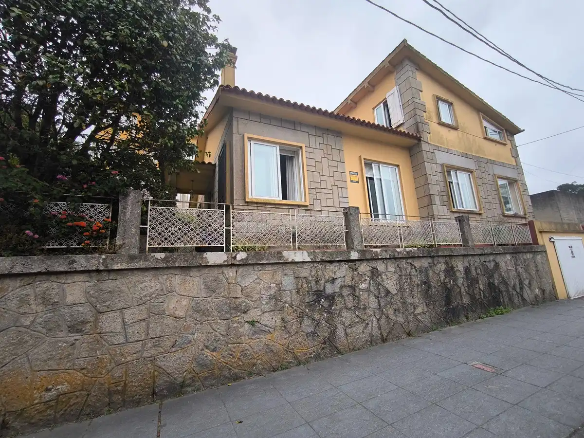 Vista exterior de Casa o chalet en venta en Vilagarcía de Arousa con Calefacción, Jardín privado y Parquet