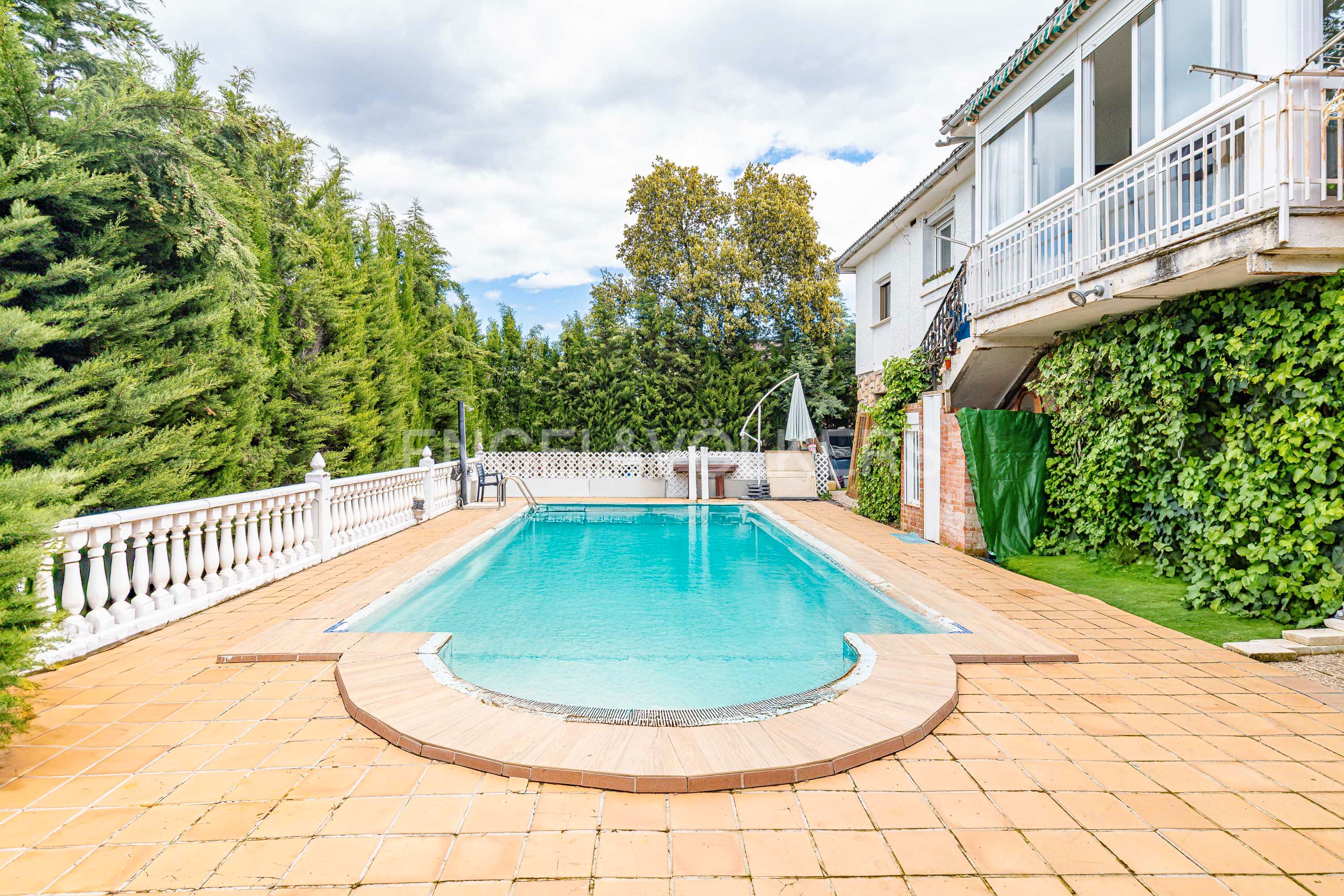 Swimming pool of House or chalet for sale in Navalagamella  with Air Conditioner, Heating and Private garden