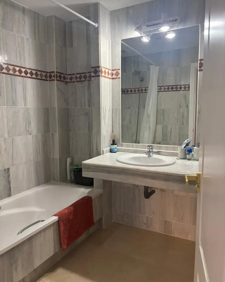Bany de Apartament de lloguer en Marbella amb Calefacció, Jardí privat i Terrassa