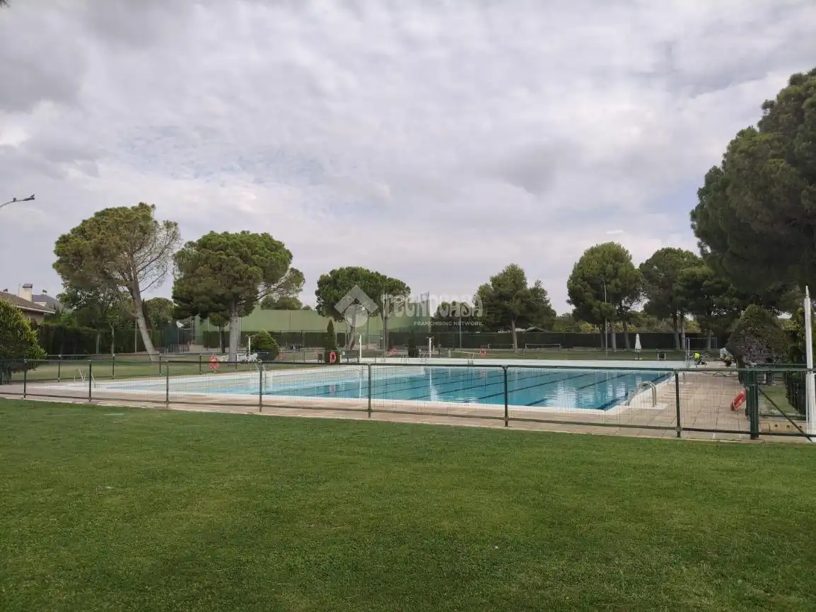 Piscina de Casa adosada en venda en Zaragoza amb Piscina comunitària