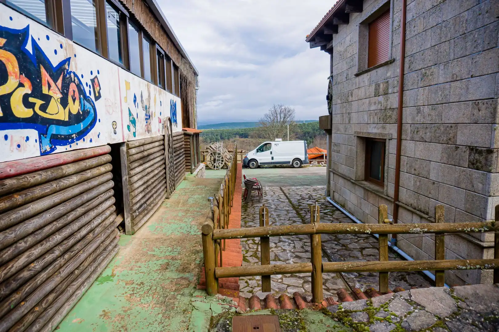 Vista exterior de Casa o xalet en venda en Villagatón amb Aire condicionat, Calefacció i Jardí privat