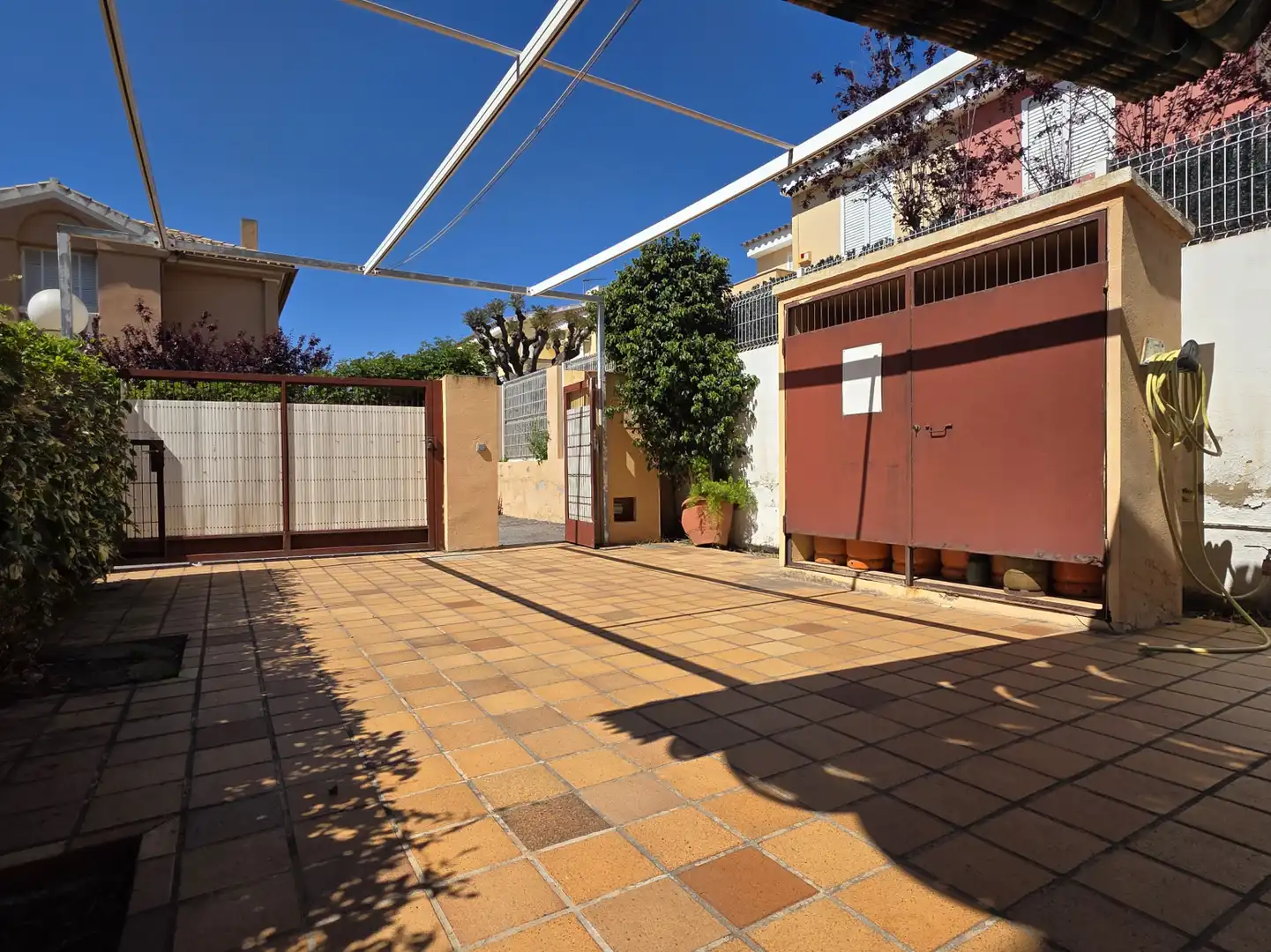 Vista exterior de Casa adosada en venda en Benicasim / Benicàssim amb Calefacció, Jardí privat i Terrassa