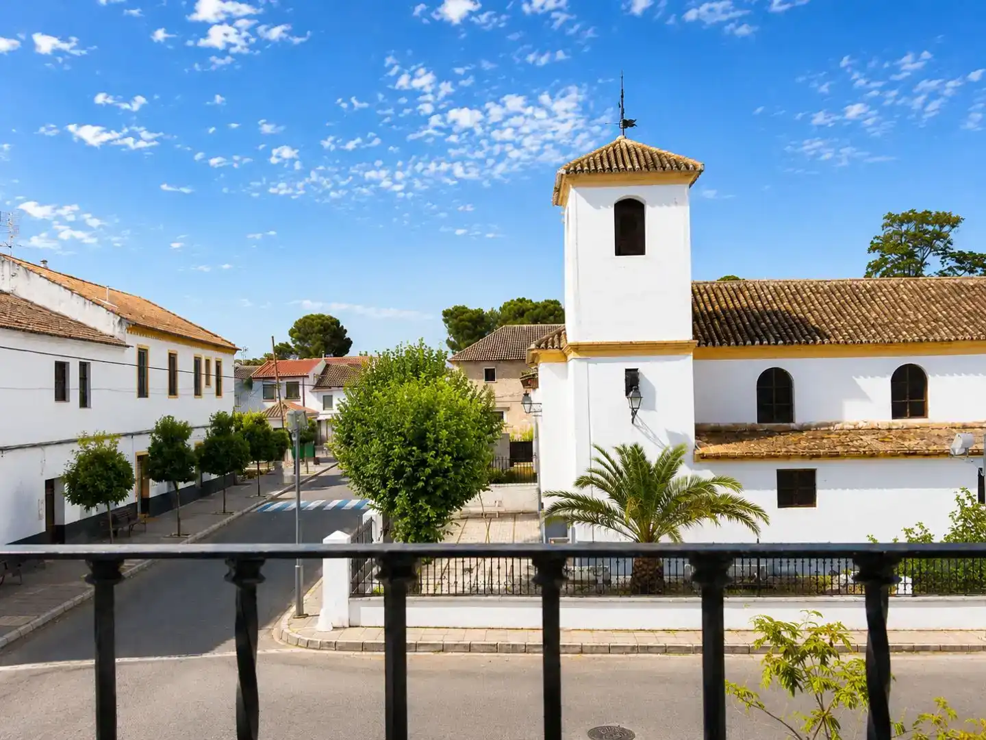 Vista exterior de Casa adosada en venda en Pinos Puente amb Balcó