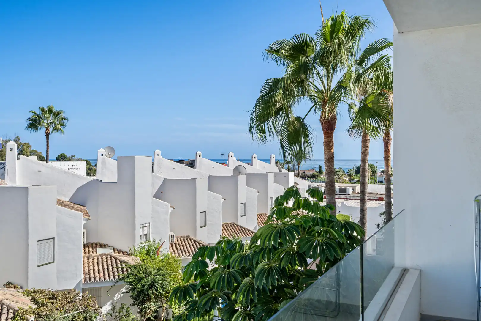 Vista exterior de Ático de alquiler en Estepona con Aire acondicionado, Terraza y Piscina