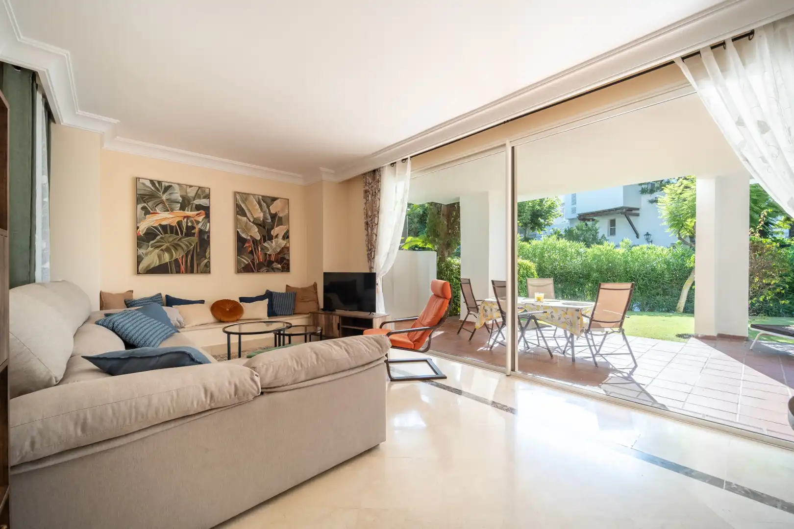 Living room of Ground floor for sale in Estepona  with Air Conditioner, Private garden and Terrace