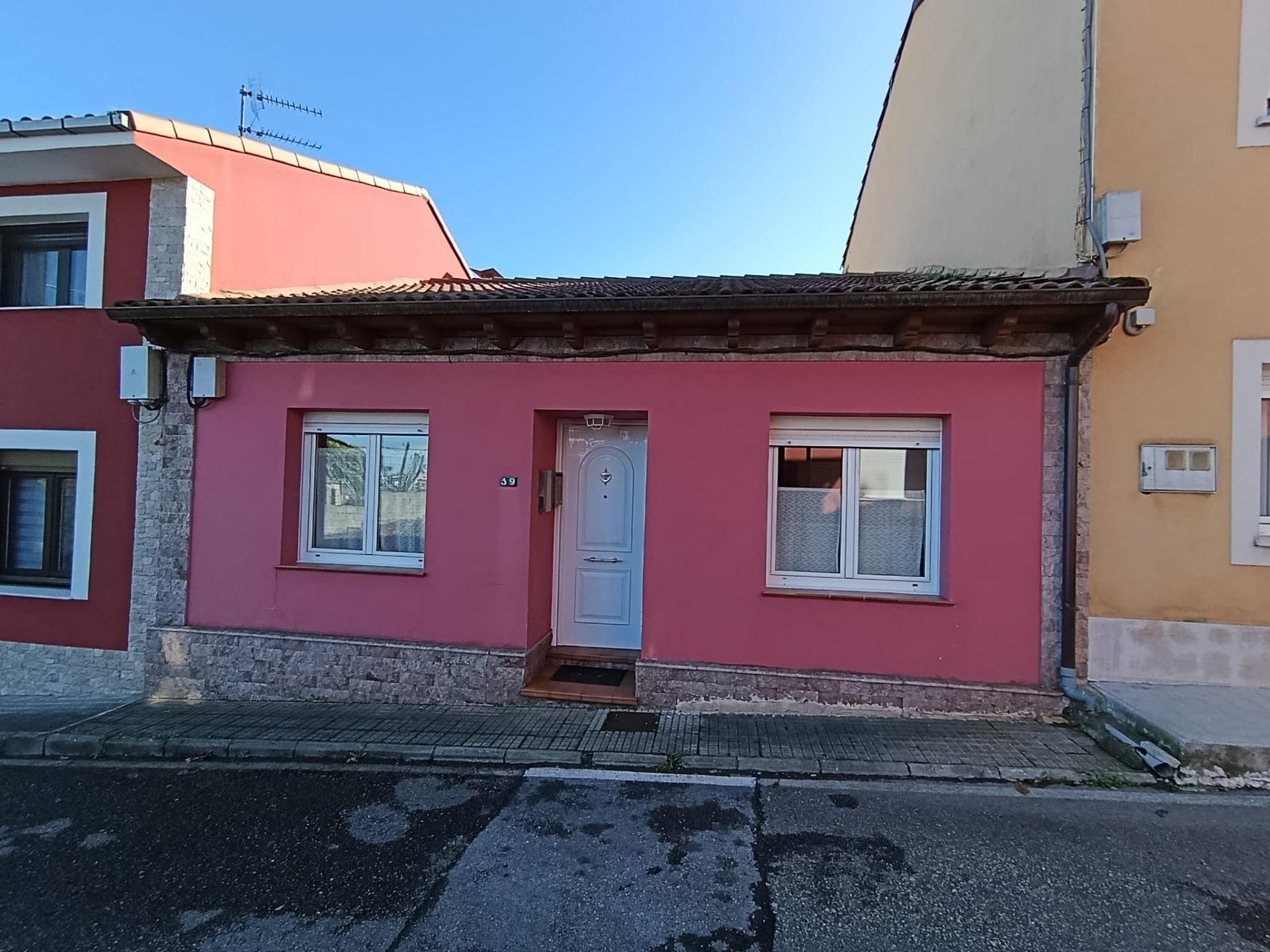 Vista exterior de Casa o xalet en venda en Avilés amb Terrassa, Traster i Moblat