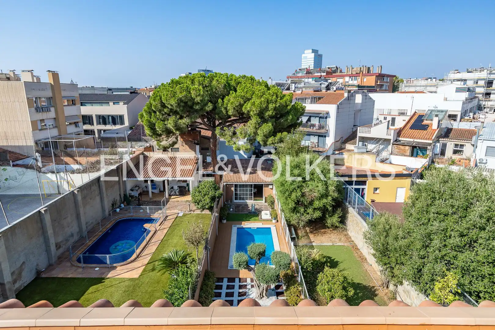 Vista exterior de Casa adosada en venda en Sabadell amb Aire condicionat, Calefacció i Jardí privat
