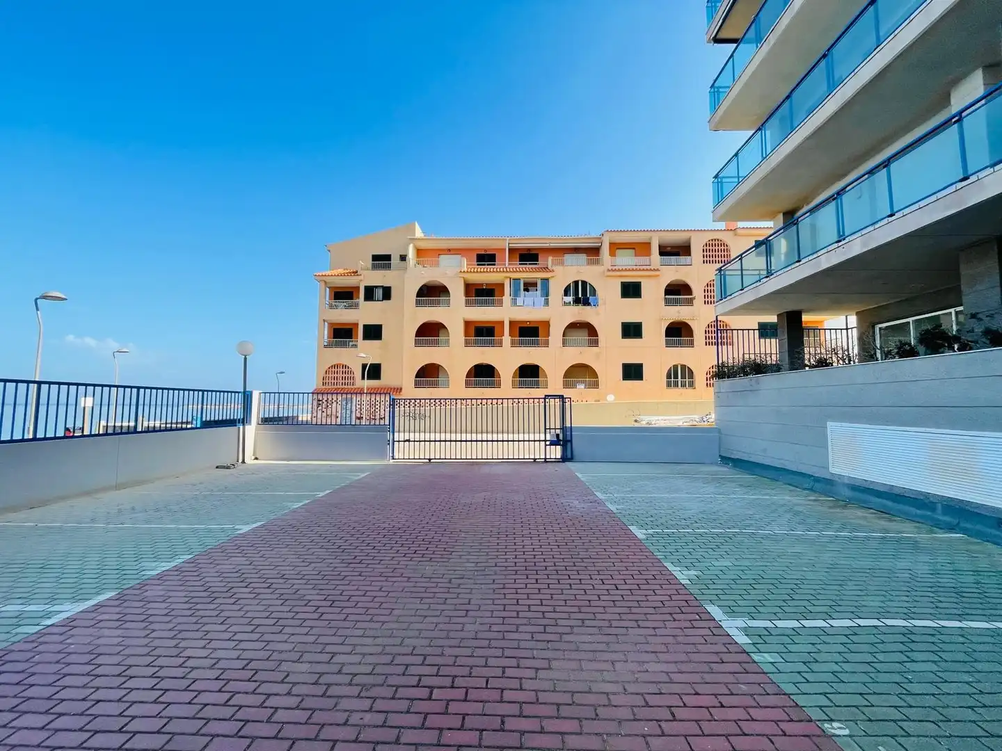 Vista exterior de Apartamento de alquiler en La Manga del Mar Menor con Aire acondicionado, Calefacción y Piscina