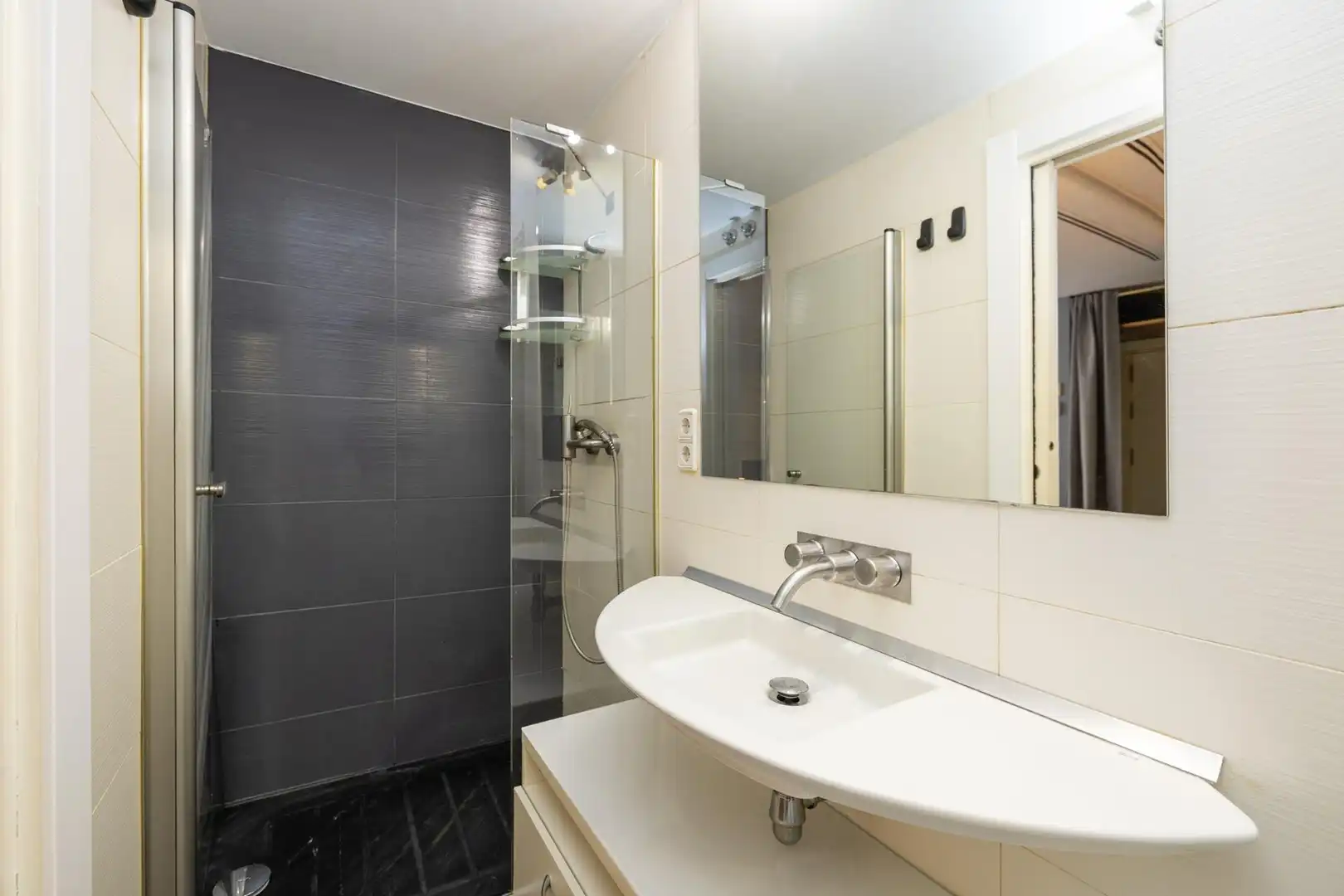 Bany de Apartament en venda en Granada amb Aire condicionat, Calefacció i Jardí privat