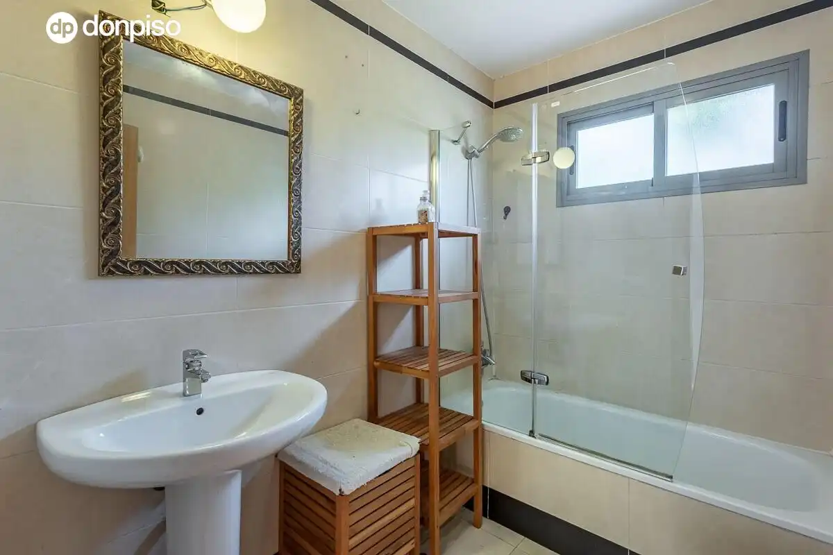 Baño de Casa adosada en venta en Jun con Calefacción, Terraza y Trastero