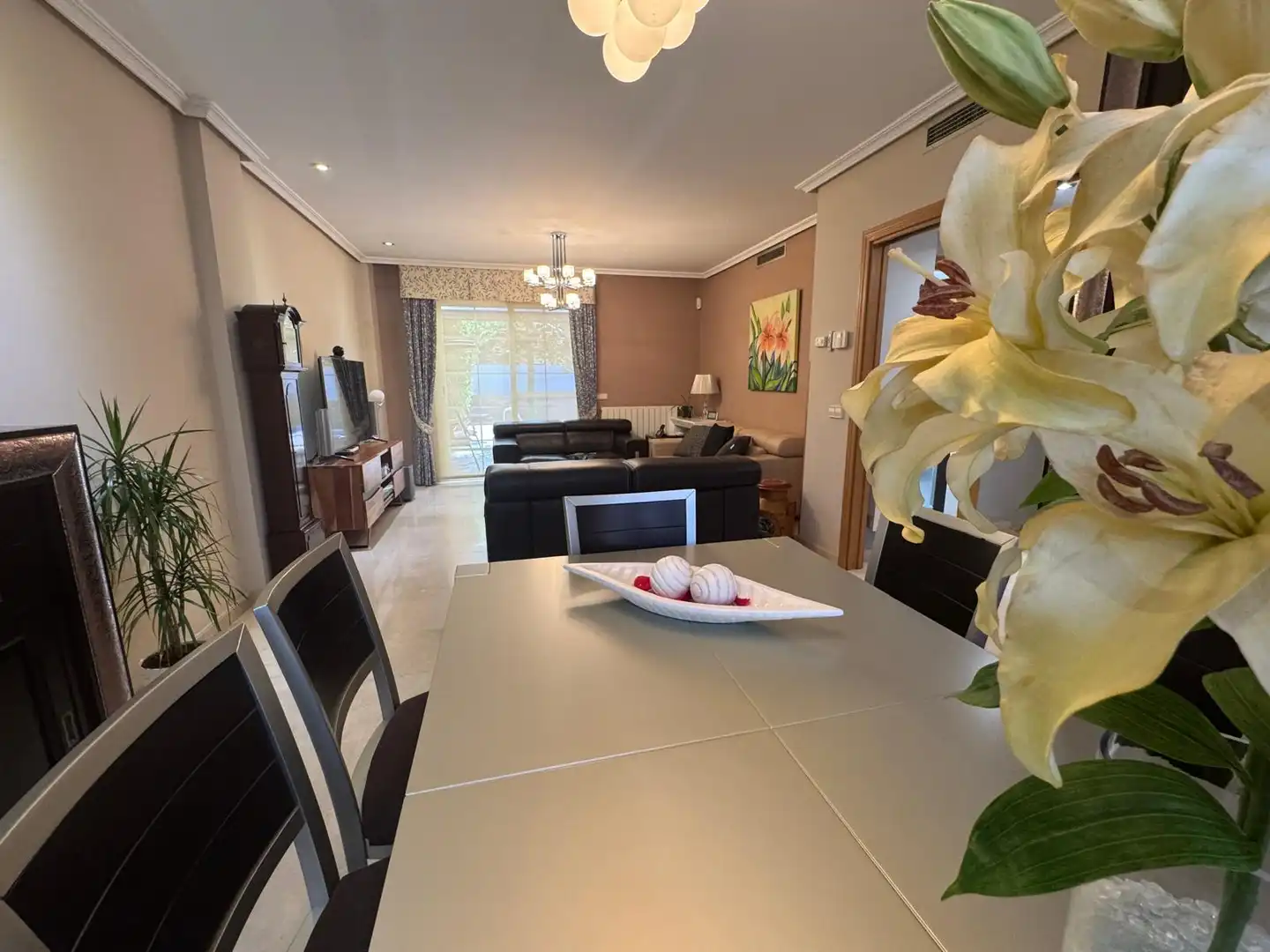 Comedor de Casa adosada en venta en Boadilla del Monte con Aire acondicionado, Calefacción y Jardín privado