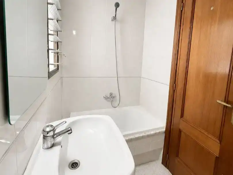 Badezimmer von Wohnung zum Verkauf in L'Eliana mit Balkon