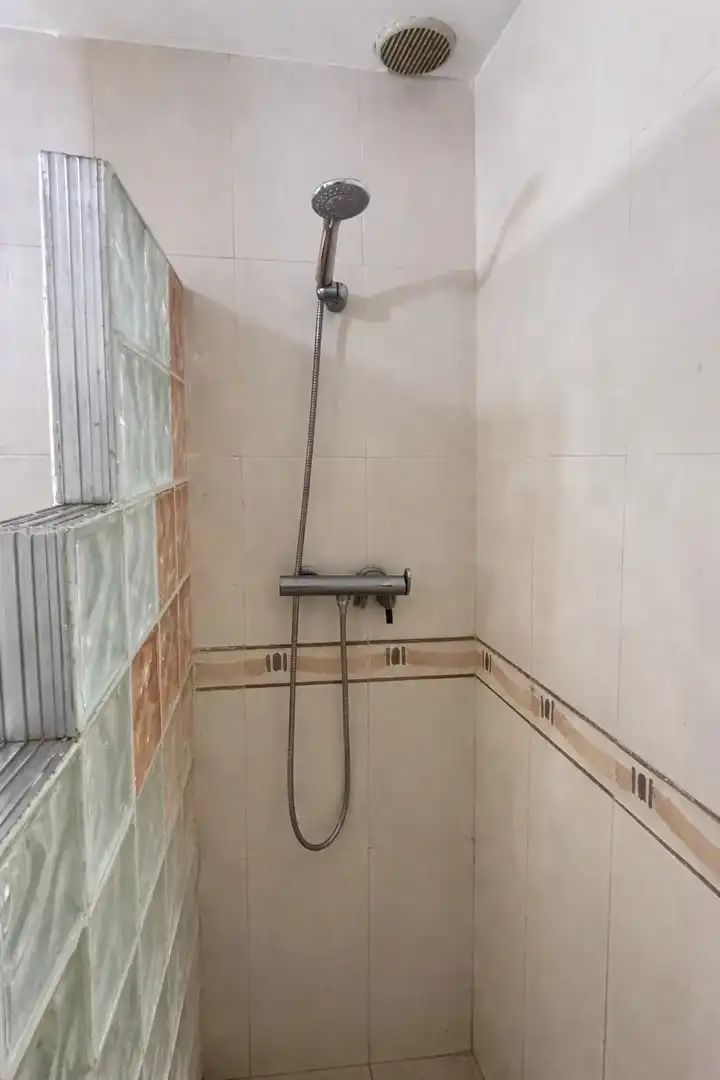 Badezimmer von Wohnungen zum Verkauf in Mataró mit Klimaanlage und Balkon