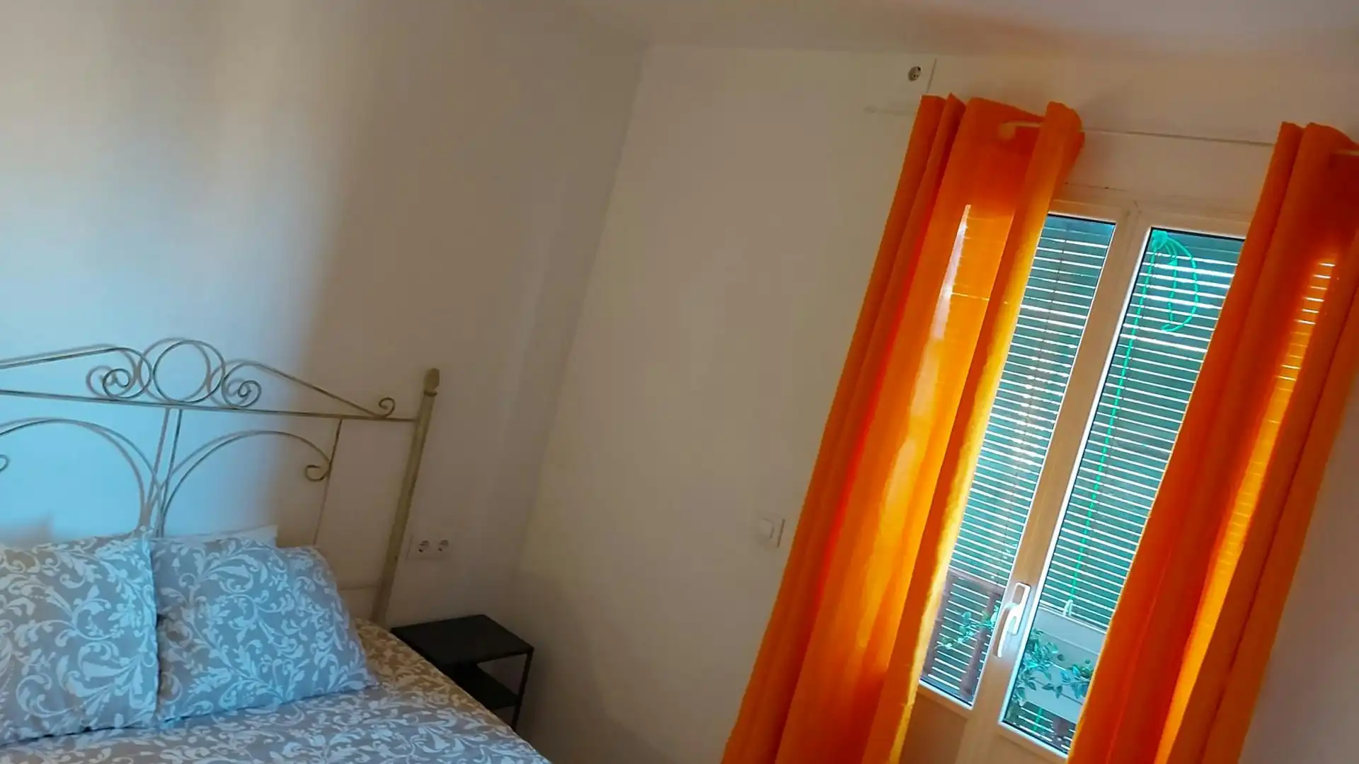 Bedroom of Flat for share in  Sevilla Capital  with Air Conditioner, Heating and Furnished