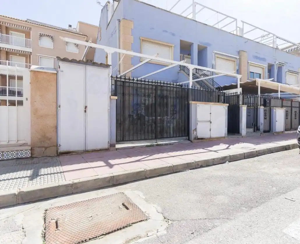 Außenansicht von Erdgeschoss zum Verkauf in Santa Pola mit Klimaanlage und Terrasse