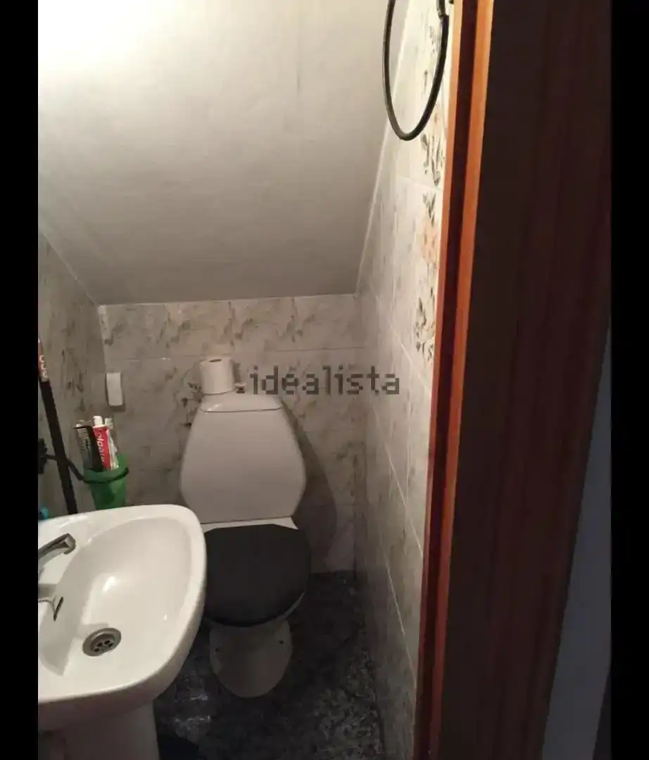 Badezimmer von Einfamilien-Reihenhaus zum Verkauf in Estepona mit Klimaanlage und Balkon