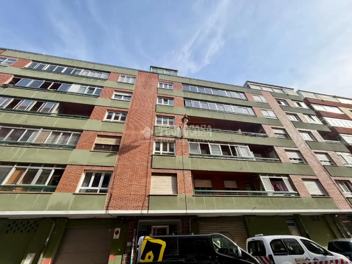 Vista exterior de Pis en venda en León Capital  amb Calefacció, Traster i Balcó